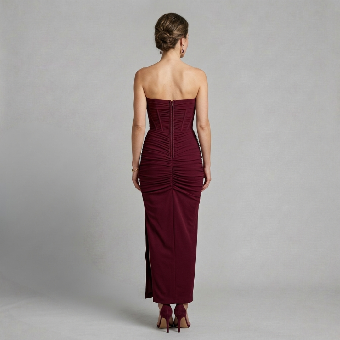 Dominika - Marszczona Sukienka Maxi bez Ramiączek z Wysokim Rozcięciem i Modelującym Krojem