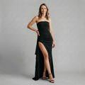Dominika - Marszczona Sukienka Maxi bez Ramiączek z Wysokim Rozcięciem i Modelującym Krojem