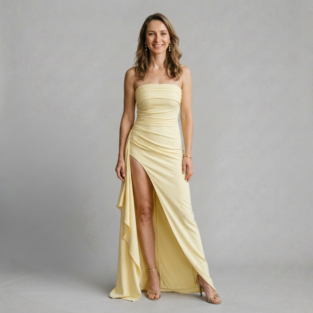 Dominika - Marszczona Sukienka Maxi bez Ramiączek z Wysokim Rozcięciem i Modelującym Krojem