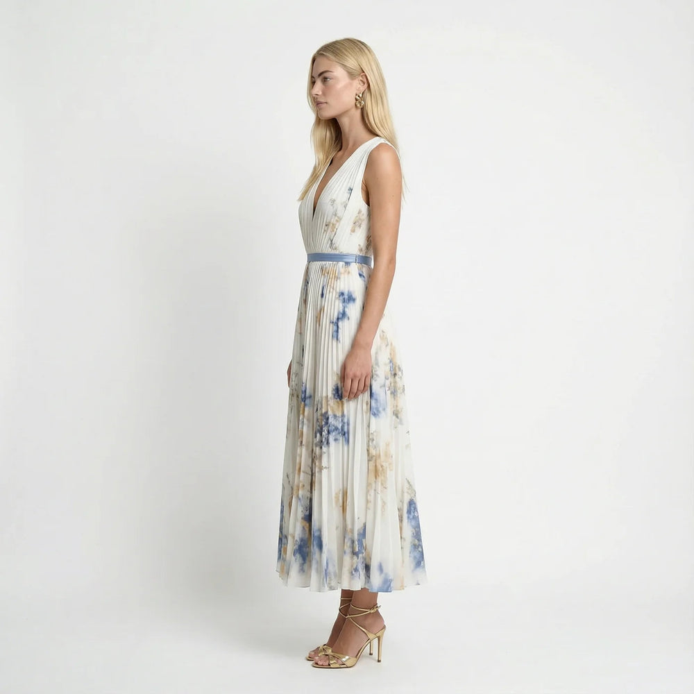 Sleeveless V-neck floral pleated maxi dress in White, side view